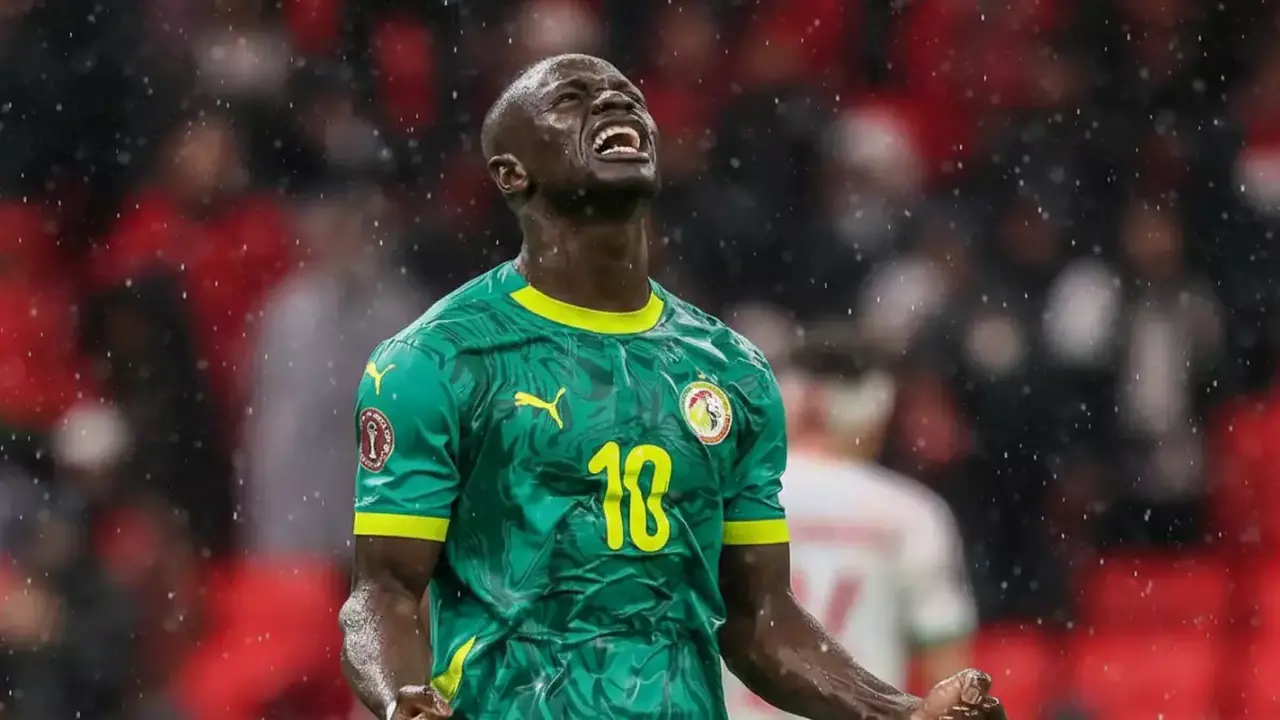 ساديو ماني يوثق لحظات تنظيف المسجد النبوي عقب إنجازه التاريخي مع منتخب السنغال